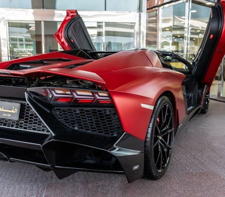 Красный Lamborghini Aventador 2015 год Красный Lamborghini Aventador 2015 год