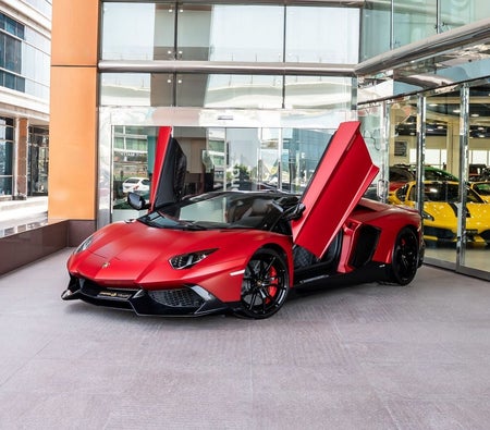 Красный Lamborghini Aventador 2015 год Красный Lamborghini Aventador 2015 год