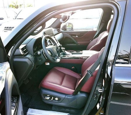 Черный Lexus LX600 2026