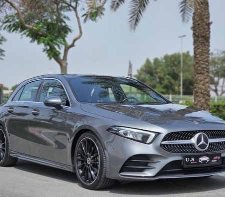 Silber Mercedes Benz A200 2022