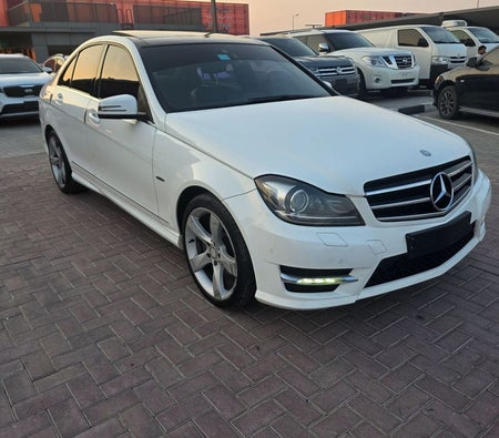 Белый Mercedes Benz C200 2014 год Белый Mercedes Benz C200 2014 год