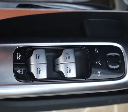 Grau Mercedes Benz C200 2023