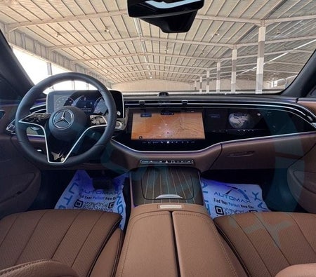 黑色的 奔驰 E200 2026