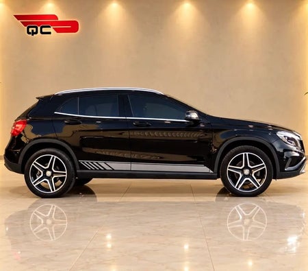 Black Mercedes Benz GLA 250 2017