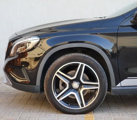 Black Mercedes Benz GLA 250 2017