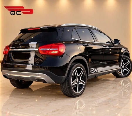 Black Mercedes Benz GLA 250 2017