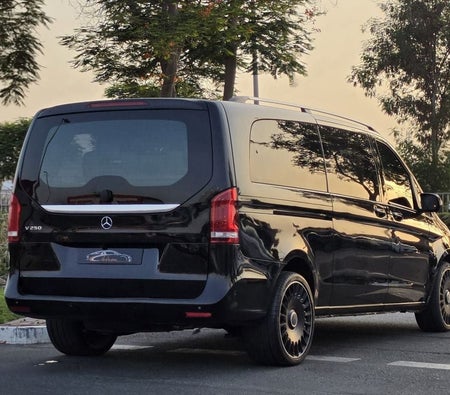 Черный Mercedes Benz V250 2019 год Черный Mercedes Benz V250 2019 год