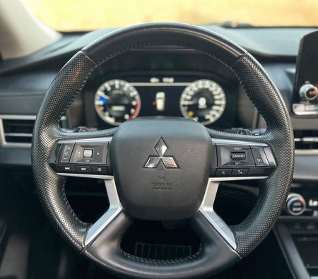 Black Mitsubishi Outlander 2024