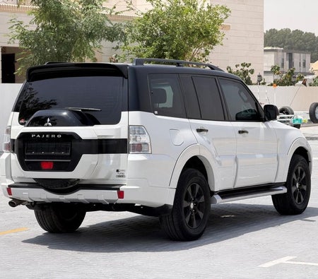 Weiß Mitsubishi Pajero 2017 Weiß Mitsubishi Pajero 2017