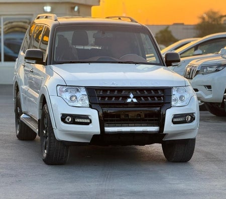 Weiß Mitsubishi Pajero 2017 Weiß Mitsubishi Pajero 2017