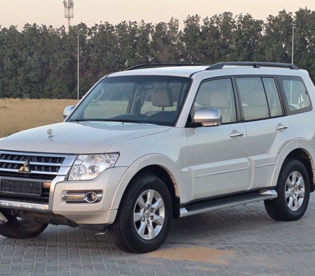 White Mitsubishi Pajero 2019
