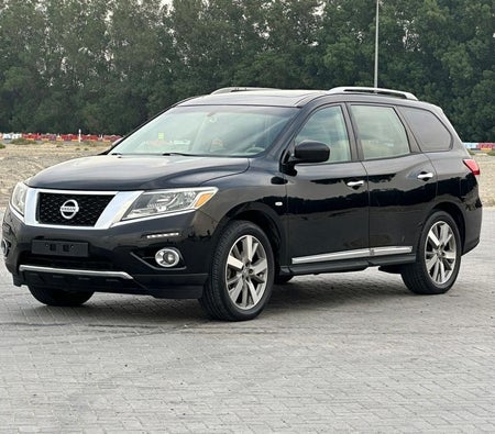 Черный Nissan Pathfinder 2013 Черный Nissan Pathfinder 2013