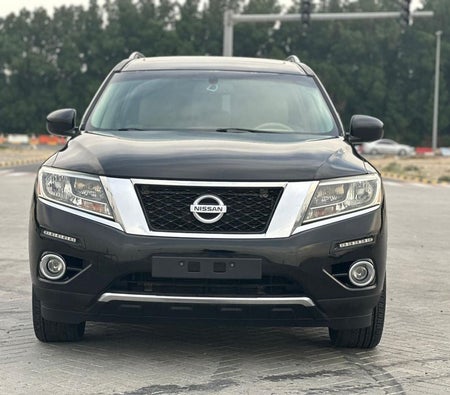 Черный Nissan Pathfinder 2013 Черный Nissan Pathfinder 2013