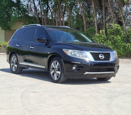 Черный Nissan Pathfinder 2013 Черный Nissan Pathfinder 2013