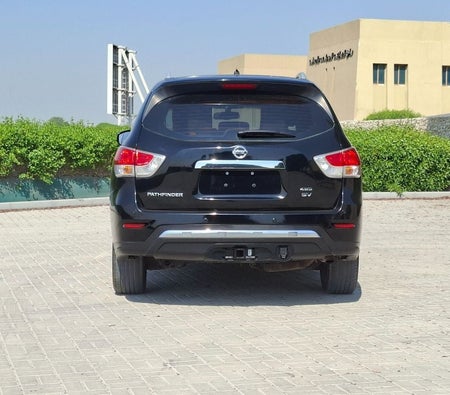 Черный Nissan Pathfinder 2013 Черный Nissan Pathfinder 2013