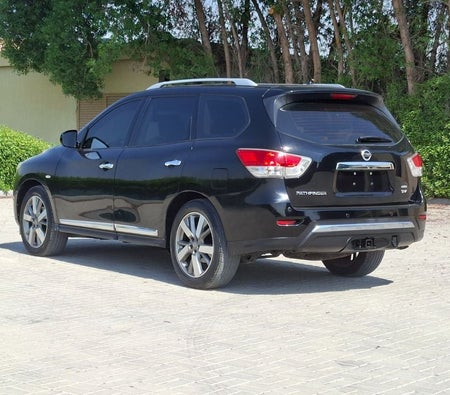 Schwarz Nissan Pathfinder 2013