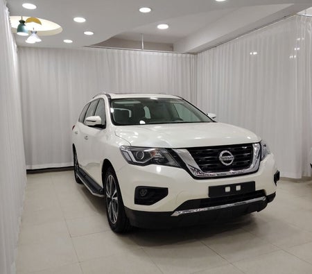 Белый Nissan Pathfinder 2018 год Белый Nissan Pathfinder 2018 год