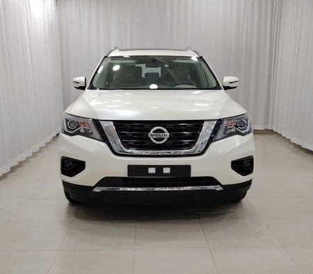Белый Nissan Pathfinder 2018 год Белый Nissan Pathfinder 2018 год