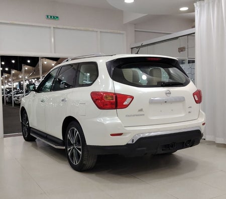 Белый Nissan Pathfinder 2018 год Белый Nissan Pathfinder 2018 год