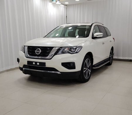 Белый Nissan Pathfinder 2018 год Белый Nissan Pathfinder 2018 год