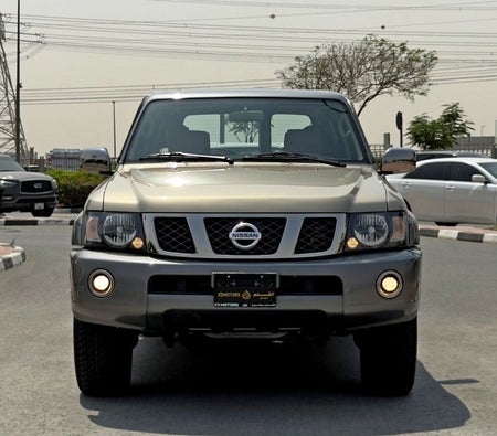 Gold Nissan Patrol 2022 Gold Nissan Patrol 2022