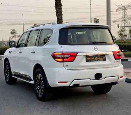 Белый Nissan Patrol 2023 год Белый Nissan Patrol 2023 год