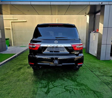 Черный Nissan Patrol 2023 год