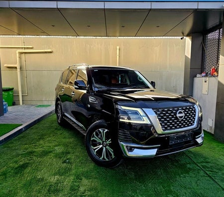 Черный Nissan Patrol 2023 год