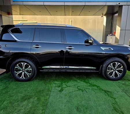 Черный Nissan Patrol 2023 год