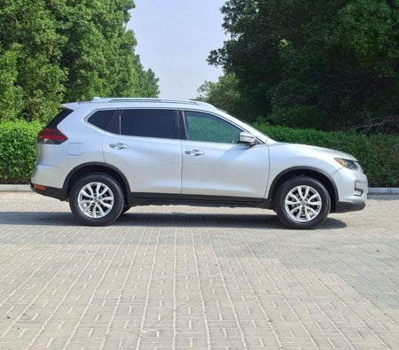 Silber Nissan Rogue 2020