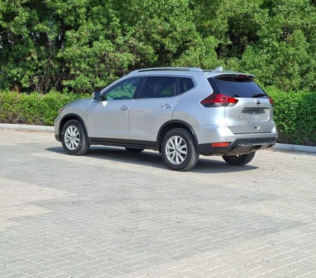 Silber Nissan Rogue 2020