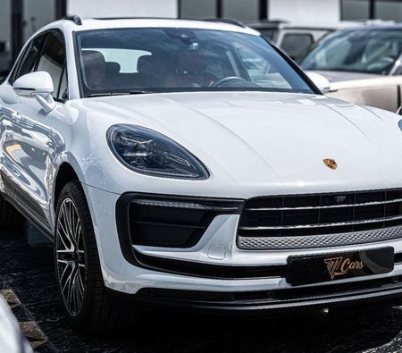 Белый Porsche Macan 2024 год