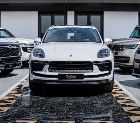 Белый Porsche Macan 2024 год