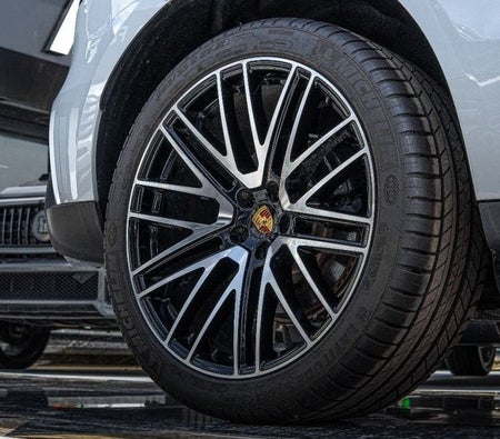 Белый Porsche Macan 2024 год