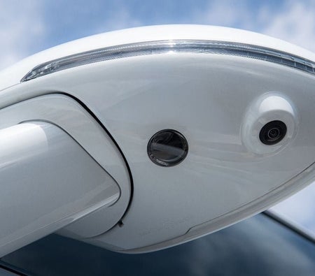 Белый Porsche Macan 2024 год