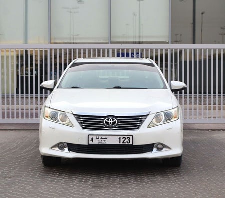 White Toyota Aurion 2014