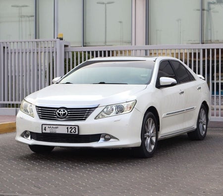 White Toyota Aurion 2014