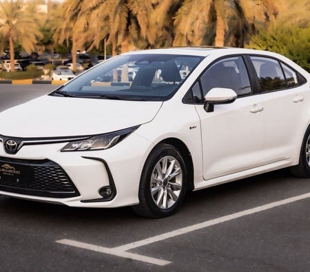 Белый Toyota Corolla 2025 год Белый Toyota Corolla 2025 год