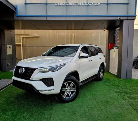 Белый Toyota Fortuner 2021 год Белый Toyota Fortuner 2021 год