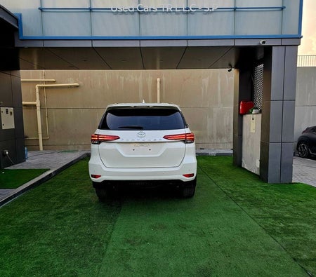 Белый Toyota Fortuner 2021 год Белый Toyota Fortuner 2021 год