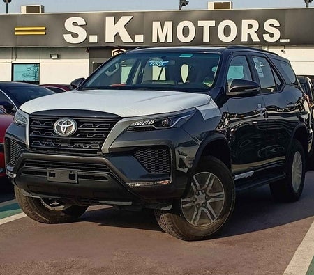 Серый Toyota Fortuner 2023 год Серый Toyota Fortuner 2023 год
