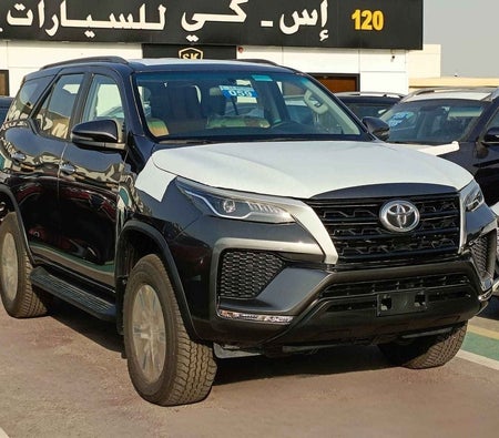 Серый Toyota Fortuner 2023 год Серый Toyota Fortuner 2023 год