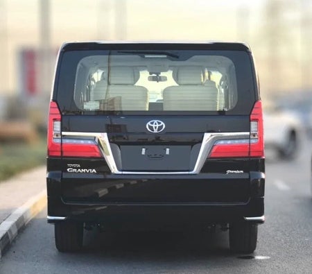 Черный Toyota Granvia 2026 Черный Toyota Granvia 2026