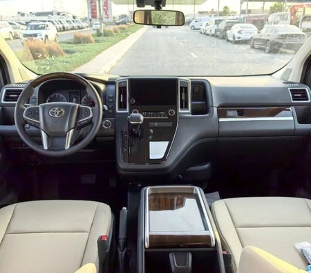 Черный Toyota Granvia 2026 Черный Toyota Granvia 2026