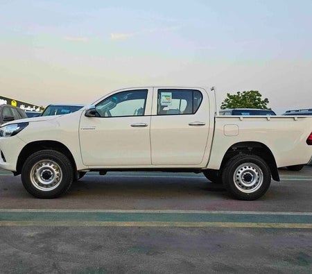 White Toyota Hilux 2025