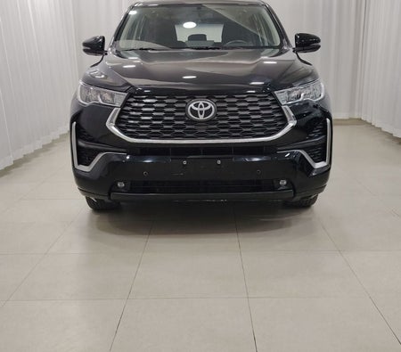 Черный Toyota Innova 2025 год