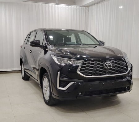 Черный Toyota Innova 2025 год