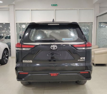 Черный Toyota Innova 2025 год