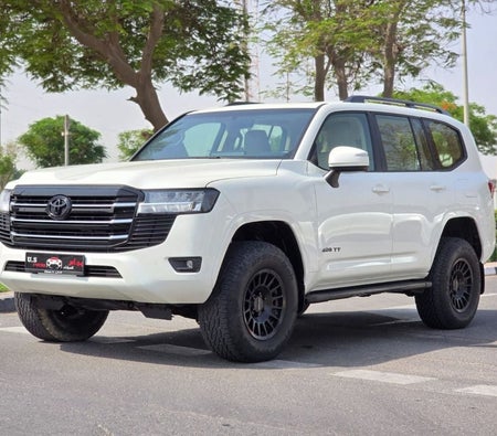Белый Toyota Land Cruiser 2024 год Белый Toyota Land Cruiser 2024 год