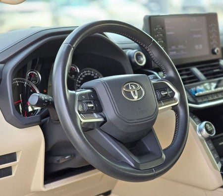 Белый Toyota Land Cruiser 2024 год Белый Toyota Land Cruiser 2024 год